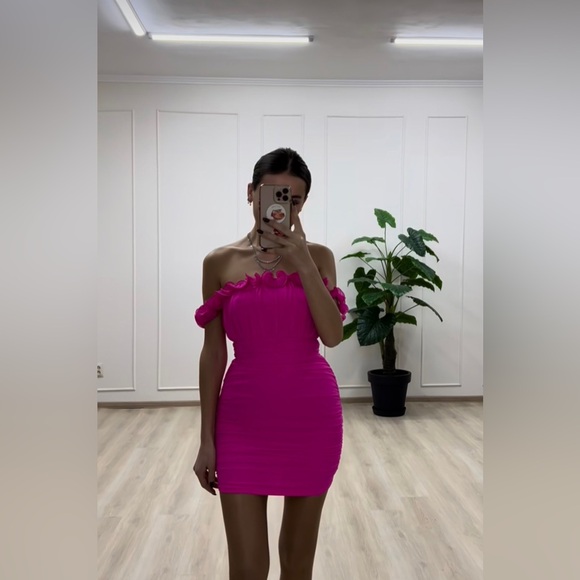 SELFIE LESLIE NWT SEÑORITA OFF SHOULDER LETTUCE EDGE DETAIL RUCHED MINI DRESS - Picture 7 of 9